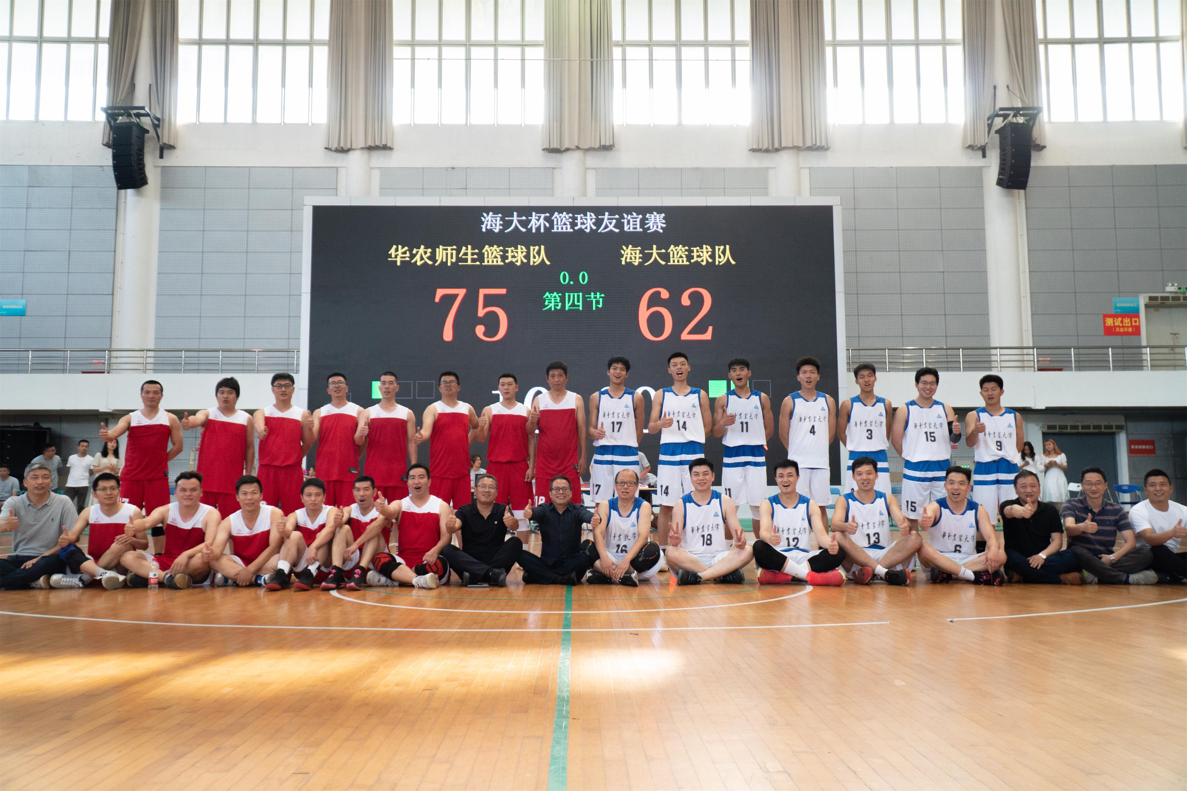 东京热
篮球队与海大篮球队合影（学通社记者 郎一阳 摄）