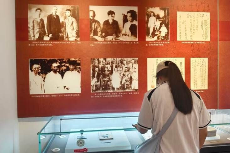 同学们学习中共五大会议历史　（孙嘉仪摄）